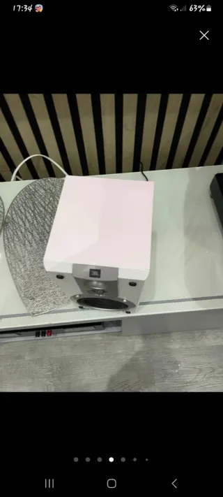 Altavoces JBL autoamplificados blancos