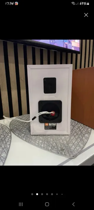 Altavoces JBL autoamplificados blancos