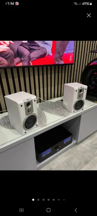 Altavoces JBL autoamplificados blancos