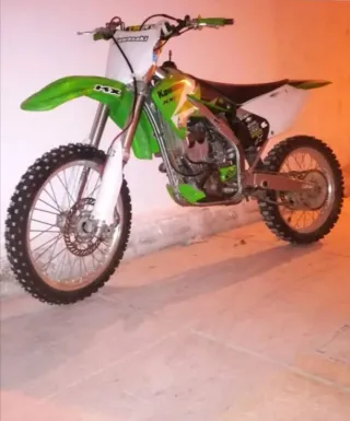 Moto Kawasaki KXF 250 4T de Cross, acepto cambios.