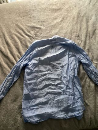 Camisa de lino azul con rayas blancas