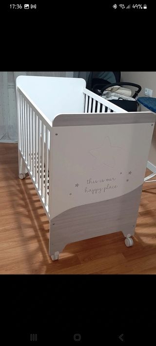 Cuna de bebé blanca con estrellas
