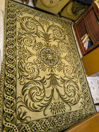 Alfombra con diseño floral verde y dorado