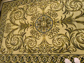 Alfombra con diseño floral verde y dorado