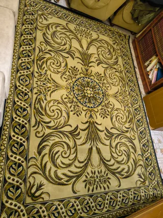 Alfombra con diseño floral verde y dorado