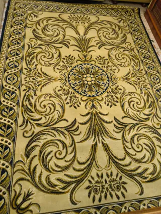Alfombra con diseño floral verde y dorado