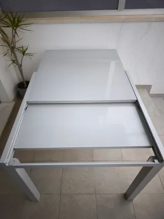 Mesa extensible Lyra cristal y metal