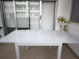 Mesa extensible Lyra cristal y metal