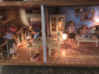 Casa de muñecas amueblada