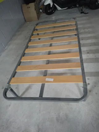 Estructura de cama metálica con lamas de madera