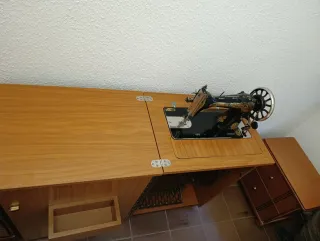Mueble y  máquina de coser Singer
