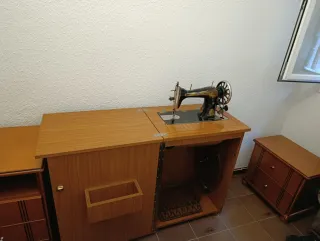 Mueble y  máquina de coser Singer