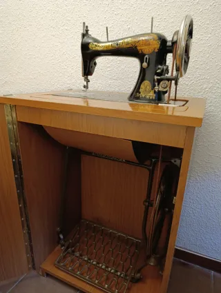 Mueble y  máquina de coser Singer