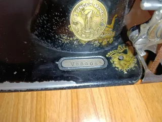 Mueble y  máquina de coser Singer