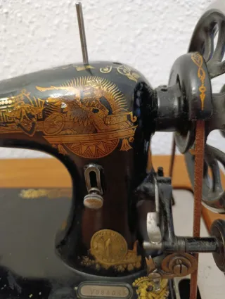 Mueble y  máquina de coser Singer