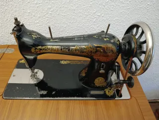 Mueble y  máquina de coser Singer