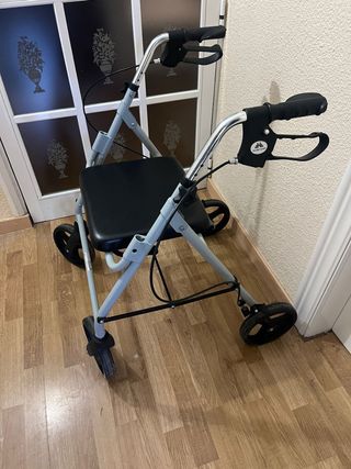 Silla de ruedas nueva, andador y silla para ducha