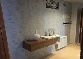 Recibidor consola madera y blanco.