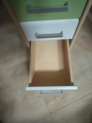 Escritorio madera con cajones verde y blanco