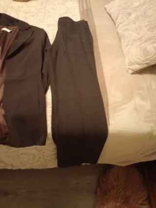 Traje de pantalón color burdeos