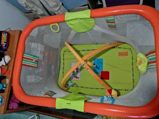 Parque infantil con juegos