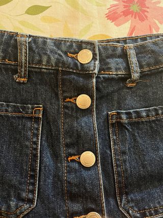 Falda vaquera azul con botones
