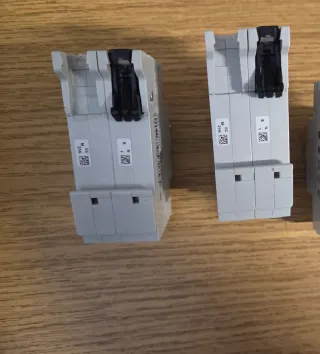 2 Interruptores automáticos ABB C25