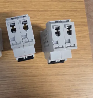 2 Interruptores automáticos ABB C25