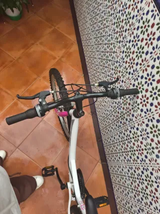 Bicicleta infantil blanca y rosa