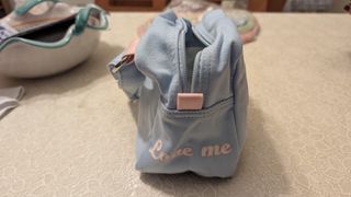 Borsetta azzurra per bambini con dettagli rosa