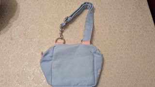 Borsetta azzurra per bambini con dettagli rosa