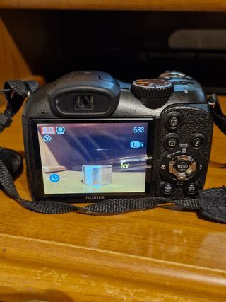 Cámara Fujifilm FinePix S2950 Negra