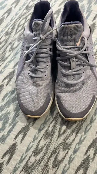 Zapatillas deportivas azules y grises
