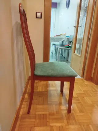 Seis sillas de madera tapizadas