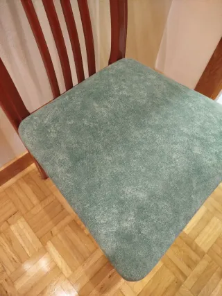 Seis sillas de madera tapizadas