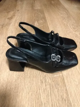 Zapatos negros charol de tacón con hebillas