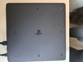 Consola PS4 slim+ Mando Rojo+ 4 juegos