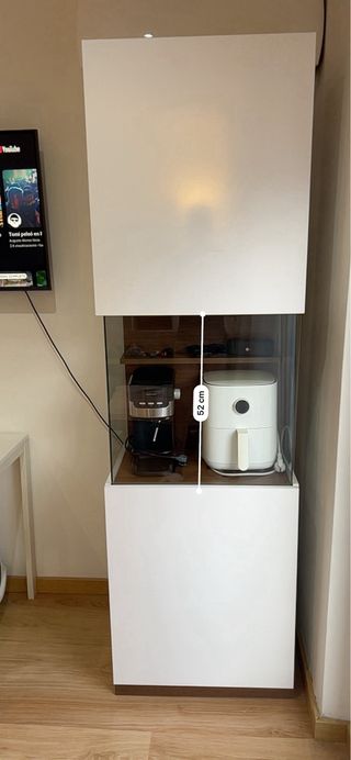 Mueble vitrina blanco y madera. 61x39x200