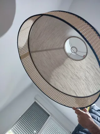 Lámpara de techo beige y marrón