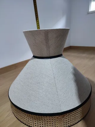 Lámpara de techo beige y marrón