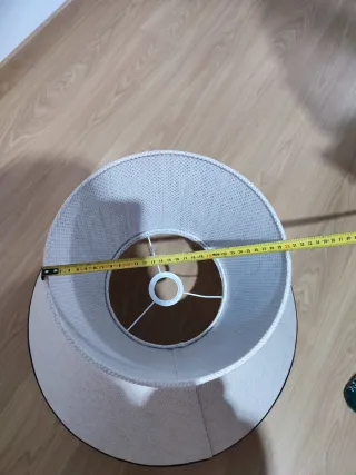 Lámpara de techo beige y marrón