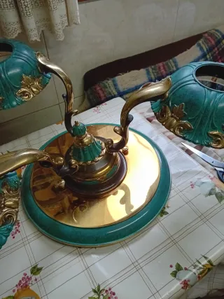 Lámpara de techo dorada y verde