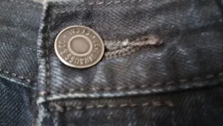 Pantalón vaquero Levi's 501 original azul oscuro.