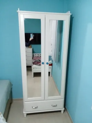 Armario blanco con puertas de espejo