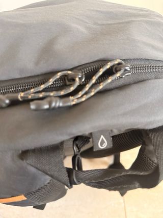 Mochila negra y gris