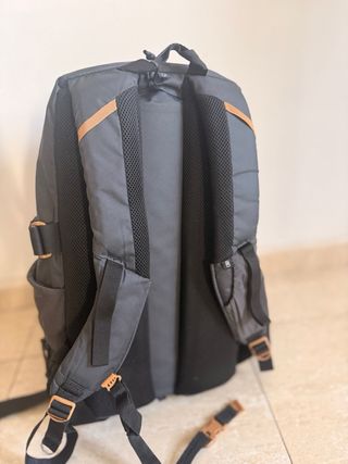 Mochila negra y gris