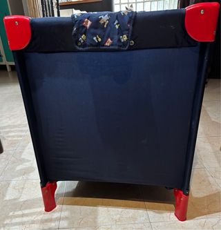 Cuna de viaje azul con ruedas