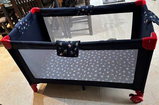 Cuna de viaje azul con ruedas