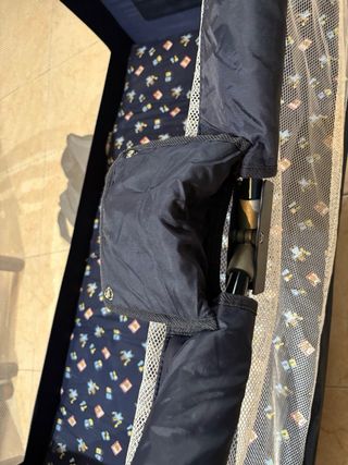 Cuna de viaje azul con ruedas