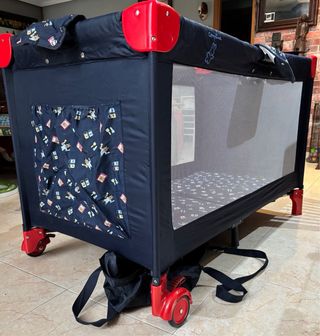 Cuna de viaje azul con ruedas